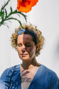 Portrait von Sonja Scheiper, Spezialistin für Digitales Marketing und passionierte Kleingärtnerin